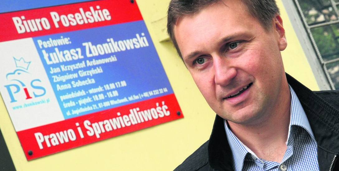 Parlamentarzysta Prawa i Sprawiedliwości Łukasz Zbonikowski nie odpowie jednak za naruszenie nietykalności cielesnej żony.