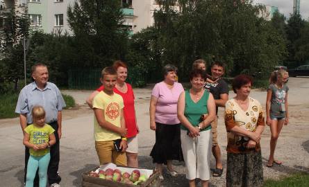 Mieszkańcy Kielc witali pielgrzymów nie tylko pozdrowieniami, lecz także… jabłkami, które chętnie rozdawali zgłodniałym.