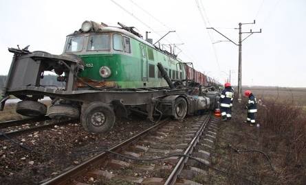 Lokomotywa pociągu po uderzeniu w ciężarówkę wypadła z szyn