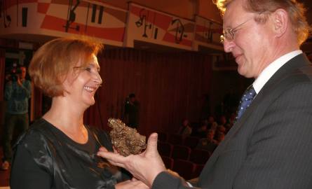 Pod nieobecność Anny Sieradzkiej nagrode odbiera dyrektor muzeum Lucyna Mizera.