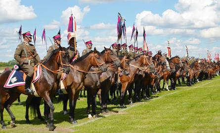 Defiladę ponad 100 koni obejrzeli mieszkańcy i uczestnicy XXV Zjazdu Kawalerzystów II RP nad Wisłą.
