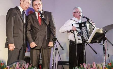 Przewodniczący Rady Miejskiej Jan Radkiewicz i burmistrz Włodzimierz Badurak zaprezentowali – specjalnie dla pań - talent wokalny, a na akordeonie towarzyszył