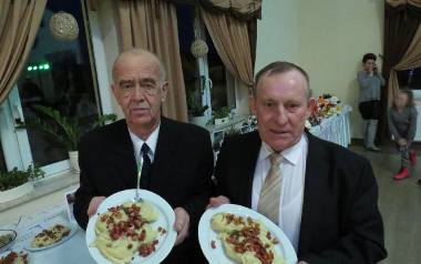 (od lewej) Adam Barański z Woli Łagowskiej i Jan Kołbuc z Lechówka  zostali mistrzami  w przyrządzaniu porki ze skwarkami.