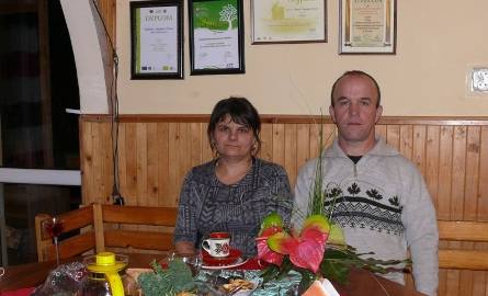 Elżbieta i Bogdan Chara na tle licznych dyplomów, jakie zdobyło ich ekologiczne gospodarstwo.