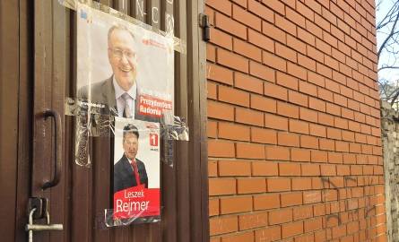 Afisze niektórych kandydatów naklejone zostały w niedozwolonych miejscach. Te znajdują się na drzwiach stacji trafo, przed blokiem przy ulicy Waryńskiego