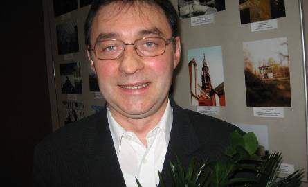 Robert Grudzień – ma 47 lat. Znany muzyk,(organy, fortepian), menadżer, producent prestiżowych koncertów, spektakli i festiwali muzycznych, dyrektor