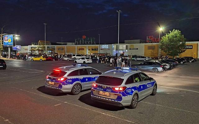 Illegal Night na parkingu centrum handlowego przy al. Piłsudskiego. Ponad 100 samochodów pod okiem policji ZDJĘCIA