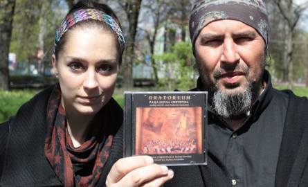 - Zapraszamy do przesłuchania dwupłytowego albumu „Oratorium” – mówią Marlena Beresińska i Mariusz Kowalski.