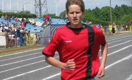Paweł Polakowski wywalczył złoto w biegu na 800 m juniorów młodszych także z nowym rekordem życiowym.