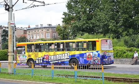 Żużlowców i logo klubu można ujrzeć z tyłu i z boku autobusu, od strony jezdni.