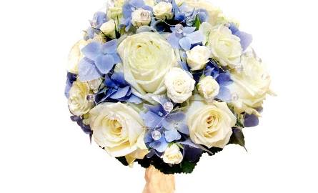 Biedermeier róży Avalanche, róży miniaturowej i niebieskiej hortensji, z liśćmi Galaxu, przyozdobiony przeźroczystymi perełkami.