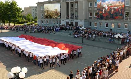 Grupa tancerzy przeniosła polską flagę.