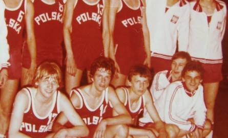 Były koszykarz Stali Stalowa Wola (stoi pierwszy z prawej) regularnie występował w młodzieżowych reprezentacjach Polski.