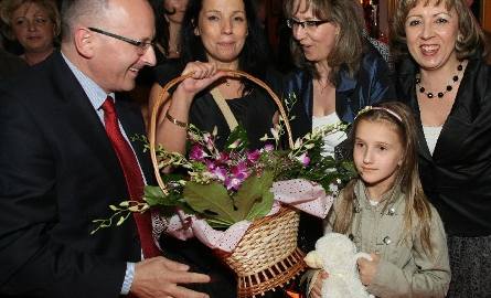 Dyrektor Magdalena Kusztal w sobotę obchodziła imieniny. Nie zabrakło bukietu kwiatów. Na zdjęciu wicedyrektor Targów Kielce Jacek Nowak z żoną i córką