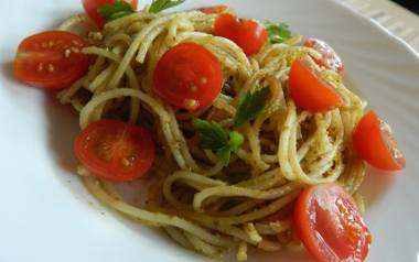 Spaghetti z domowym pesto i pomidorkami.