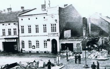 Niemcy podczas okupacji zaczęli urządzać miasto i Rynek po swojemu. Część budynków na Rynku zaczęli wyburzać siłami więźniów obozu.