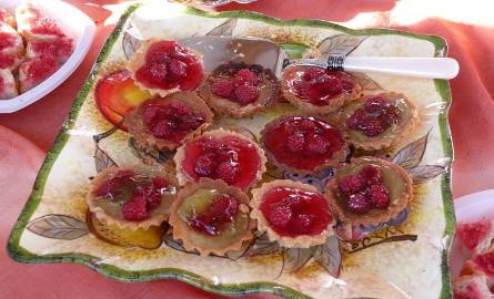 Takie smakołyki z owoców lasu można było skosztować na targach runa leśnego we Włoszczowie.