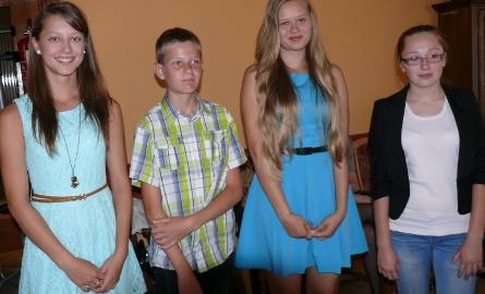 Po 500 złotych nagrody pieniężnej od wójta otrzymali najzdolniejsi uczniowie w gminie Krasocin: (od lewej) Katarzyna Bartosik, Mateusz Pięta, Olga Dusza