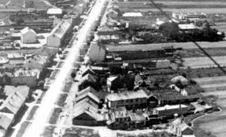 To tereny od strony alei Piłsudskiego naprzeciw kościoła św. Rocha – były tam ogrody działkowe (zdjęcie z 1947 roku)