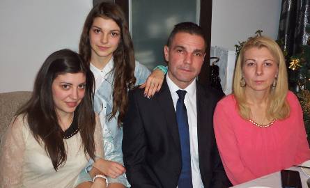 Mariusz Złotek z żoną i córkami.