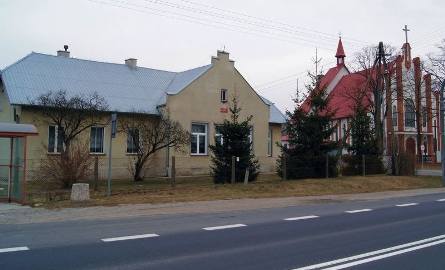 Szkoła w Racławicach to parterowy budynek przy kościele.