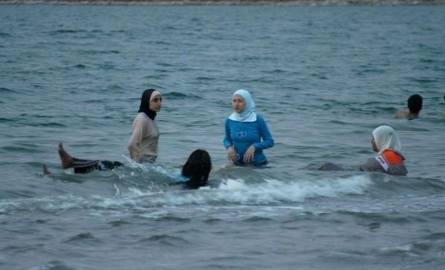 Muzułmanki kąpiące się w Morzu Martwym (Jordania).