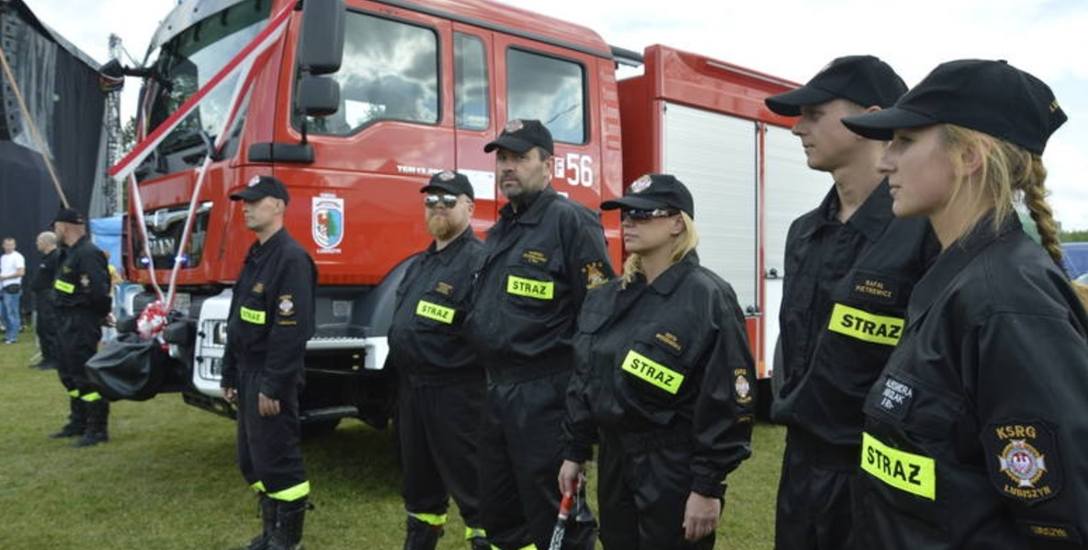 - Tyle lat na niego czekaliśmy! - mówili dumni strażacy z OSP Lubiszyn podczas prezentacji swojego pierwszego nowego wozu. Nieoficjalnie przywitali go