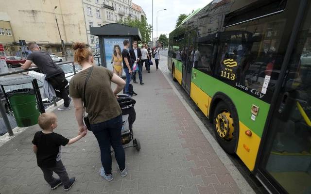 MPK Poznań: Kierowca wyprosił matkę z dziećmi z autobusu. W pojeździe znajdowały się już trzy wózki dziecięce