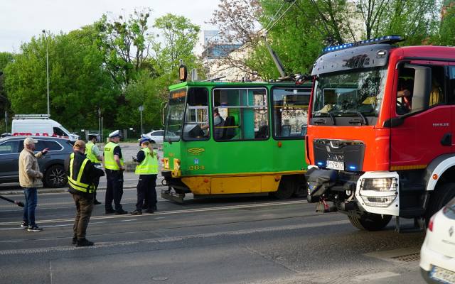 Poważny wypadek na ulicy Grunwaldzkiej w Poznaniu. Rowerzysta został potrącony przez tramwaj