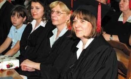 Elżbieta Szydlik (pierwsza z prawej) uzyskała w tym roku najwyższą średnią wśród absolwentów WSAP