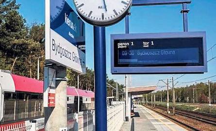 Dla porównania: tak prezentuje się otwarta wczoraj stacja Bydgoszcz Leśna. Poza odnowionymi peronami, pasażerowie otrzymali nowiutki dworzec