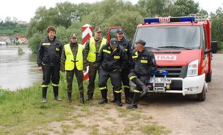 Funkcjonariusze Nadodrzańskiego Oddziału Straży Granicznej pomagają powodzianom