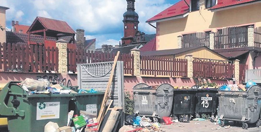 Jednym z miejsc gdzie jest problem z porozrzucanymi śmieciami jest zbiorowisko pojemników przy ulicy Krakowskiej.