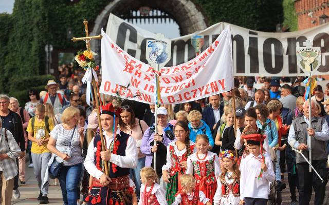 Pątnicy wyruszyli w drogę z Wawelu na Jasną Górę. Wielka wspólnota 44. Pieszej Pielgrzymki Krakowskiej już idzie w kierunku Częstochowy 