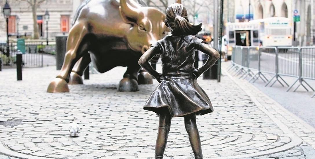 Artystka Kristen Visbal postawiła przed pyskiem Szarżującego Byka, jednego z symboli Nowego Jorku, posąg  „Dziewczynki bez lęku”