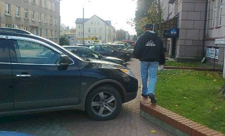 Parkowanie przy Warszawskiej: Chodnik zastawiony przez auto na białoruskich numerach