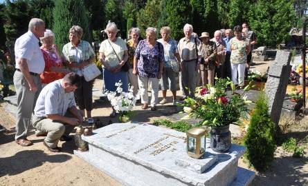 W tym roku przedwojenni mieszkańcy Zbąszynka złożyli kwiaty na grobie niedawno zmarłego burmistrza Zbąszynka, Jana Mazurka