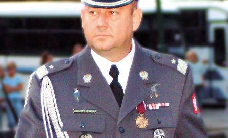 GEN. BRYG. PIL. ANDRZEJ ANDRZEJEWSKI Urodził się 19 maja 1961 roku. Był absolwentem Wyższej Oficerskiej Szkoły Lotniczej i Akademii Obrony Narodowej.