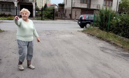 - Na samej ulicy Góralskiej jest dość miejsca do położenia asfaltu, nie wiem po co jeszcze do tego kawałek mojego podwórka – denerwuje się mieszkanka