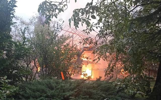 Pożar od pioruna pod Krakowem. Podczas burzy zapalił się budynek gospodarczy w gminie Skawina. W akcji ucierpiał strażak ochotnik 