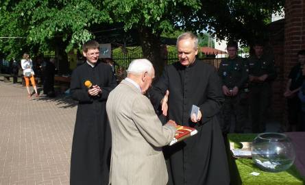 Zwycięzcom osobiście gratulował ksiądz Bernard Kasprzycki.