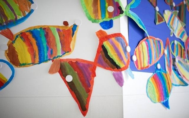 Rodzicom szukającym ciekawego pomysłu na wykończenie ściany w pokoju dziecka polecamy tapetę o magnetycznych właściwościach pokrytą farbą tablicową,