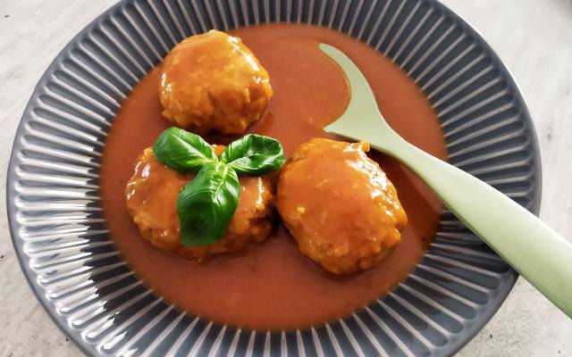 Gołąbki bez zawijania w sosie pomidorowym. Pomysłowy przepis na obiad dla zabieganych. Pożywny posiłek w kilka chwil