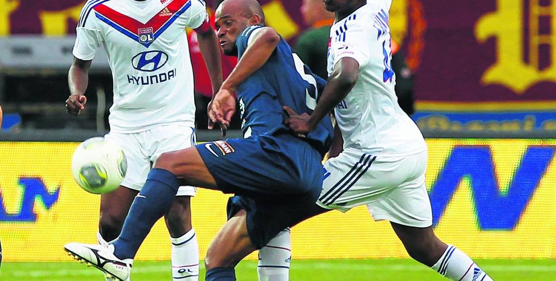 Edi Andradina w starciu z zawodnikami Lyonu. To był już schyłek kariery Brazylijczyka, ale Pogoń z nim w składzie zdołała zremisować 0:0