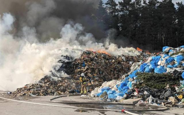 Pożar wysypiska śmieci w Hryniewiczach. Było słychać wybuchy
