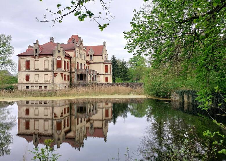 Niezwykły dolnośląski pałac popada w ruinę. Jest olbrzymi i... na sprzedaż! Większość omija go z daleka, bo o zabytku krąży mroczna legenda