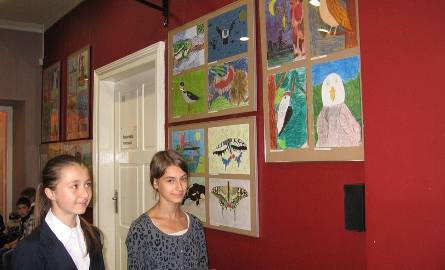 Wystawę oglądają od lewej: Weronika Konecka z Pionek - wyróżnienie i Agata Wąsik też z Pionek – III miejsce