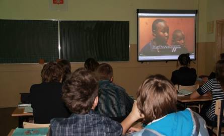Gimnazjaliści w wielkim skupieniu obejrzeli film "Szkoła z blachy"