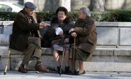 Starci ludzie nie muszą siedzieć w czterech scianach własnych domów, warto dać im szanse na spotkania z równolatkami.