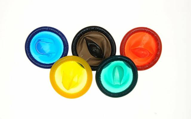 Uczestnicy igrzysk olimpijskich w Paryżu otrzymają dwie prezerwatywy dziennie. Ale w wiosce olimpijskiej szampana nie będzie